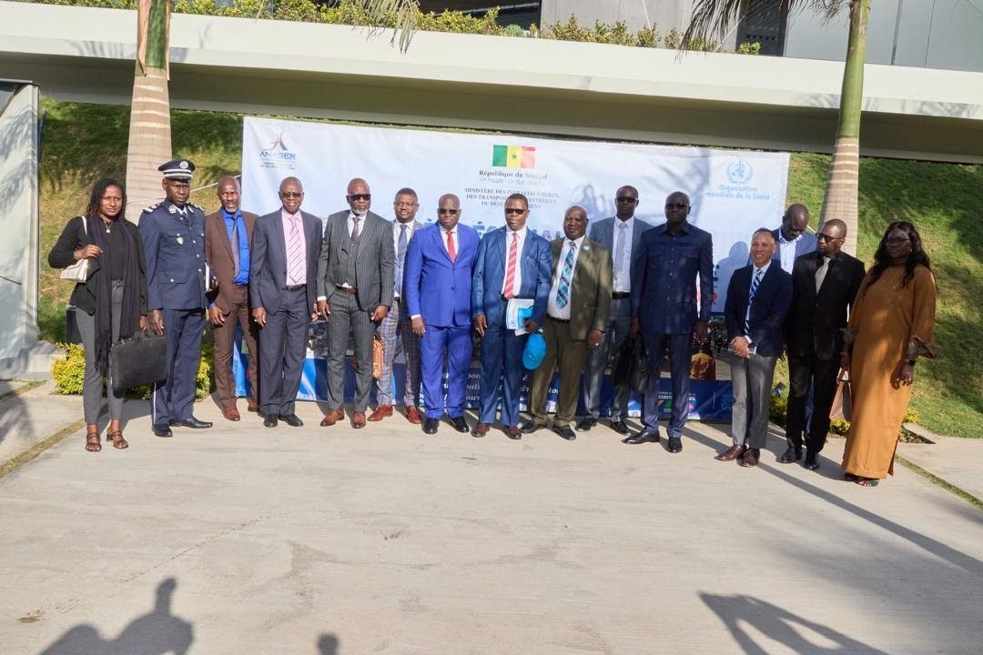 Officiels du 1er Congrès de l'ANASER devant la banderole de l'événement