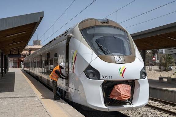 Une rame du TER à quai, gare de Dakar