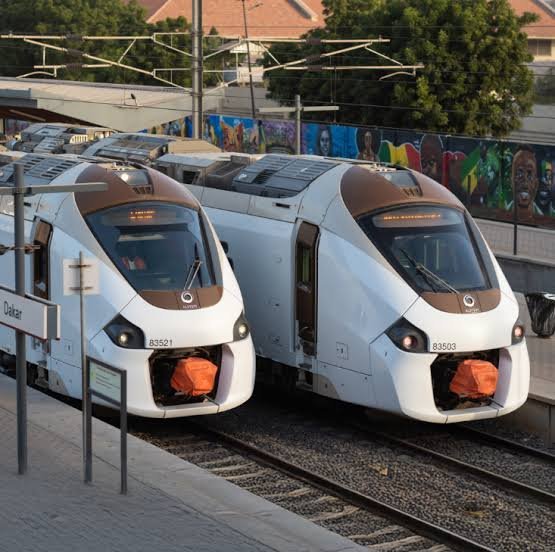 Deux rames du TER à quai en gare de Dakar