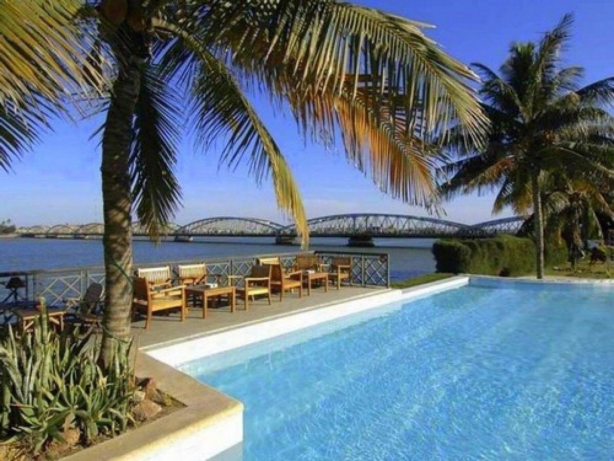 Piscine et vue sur le pont Faidherbe