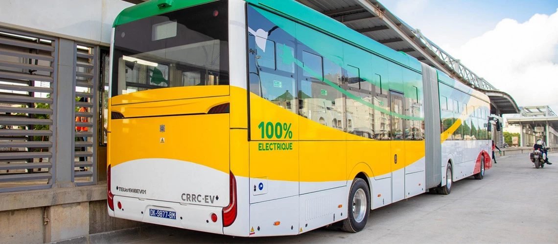 Un bus électrique du BRT en station à Dakar