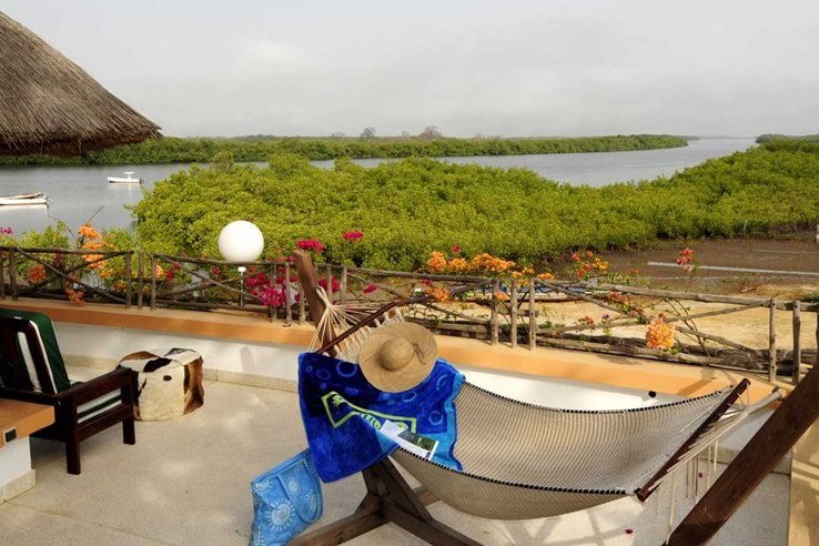 Terrasse d'un lodge face à la mangrove